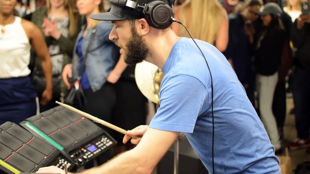 Ce batteur de fou fait danser tout le monde dans le métro à New York !