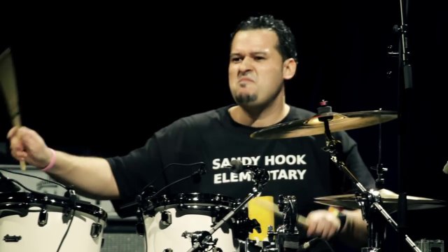 Solo de batterie incroyable... Et en plus il fait des mélodies!