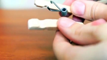 Collega una pila ad una molletta. Quello che crea è geniale!