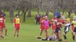 Un enfant joue au rugby et renverse tout le monde sur son passage.