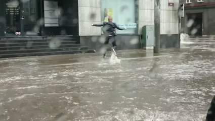 Un homme sauve un chaton de la noyade