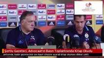 Advocaat'ın Basın Toplatısında Gazeteci kitap okudu
