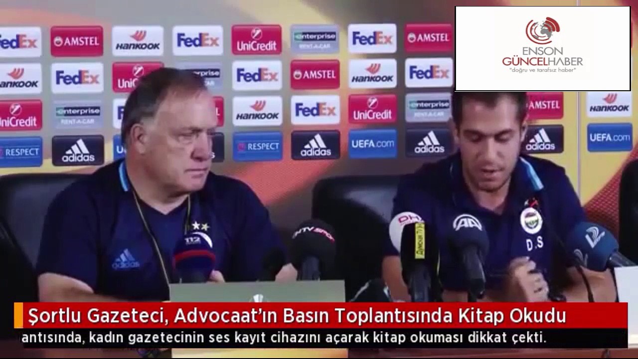 Advocaat'ın Basın Toplatısında Gazeteci kitap okudu