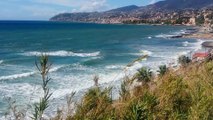 Surf e bicicletta durante l'Emergenza meteo nella Riviera dei Fiori.