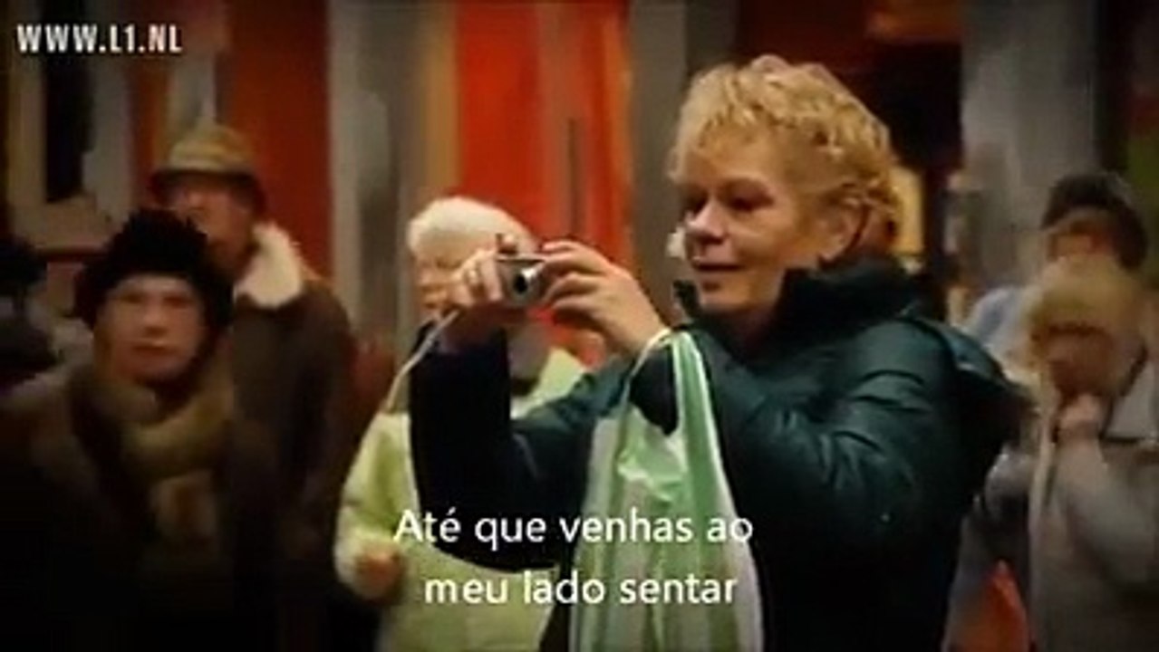 Triste, com a alma cansada Ouça