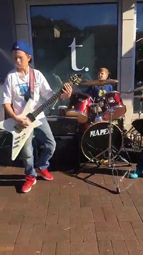 hermanitos hacen buen rock en la calle