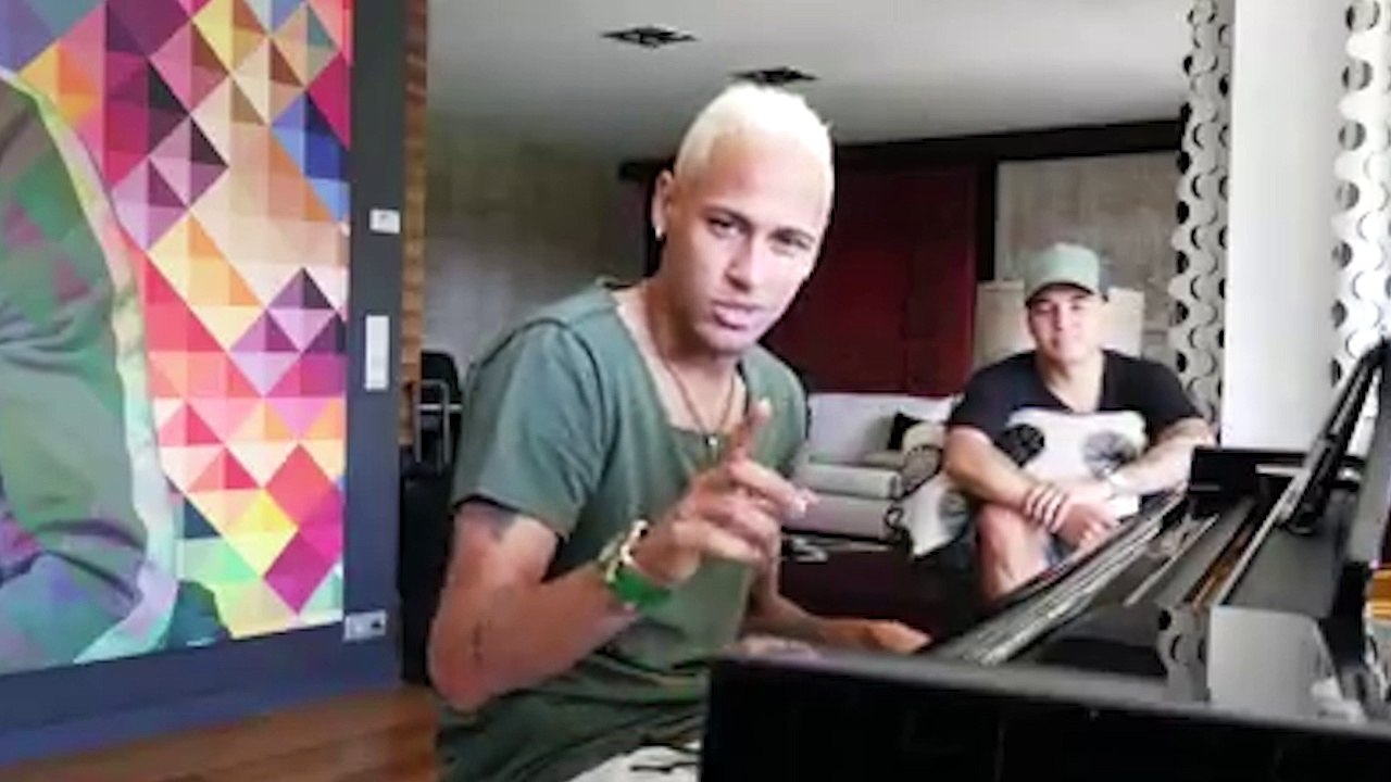 Neymar chante… mais n’aurait pas dû