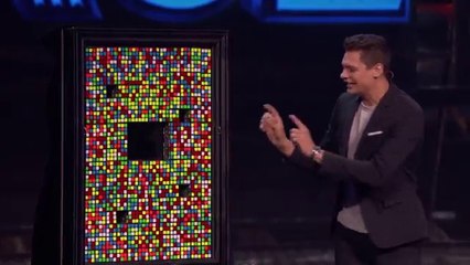 Sergilediği Rubik Küp İllüzyon Performansıyla İzleyen Herkesi Etkileyen Sihirbaz