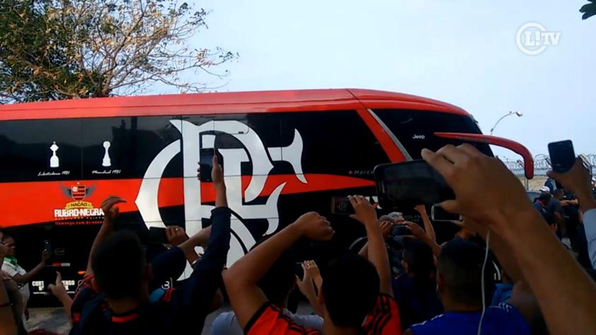 Isla chega ao Rio e é recebido pela torcida do Flamengo