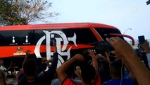 Ônibus do Flamengo é recebido com festa pela torcida