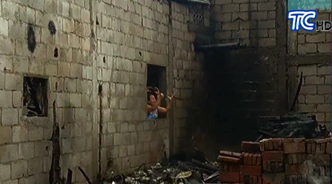 Incendio afectó tres viviendas en el suburbio de Guayaquil