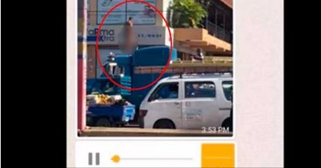 Hombre se quita la ropa sobre una patana