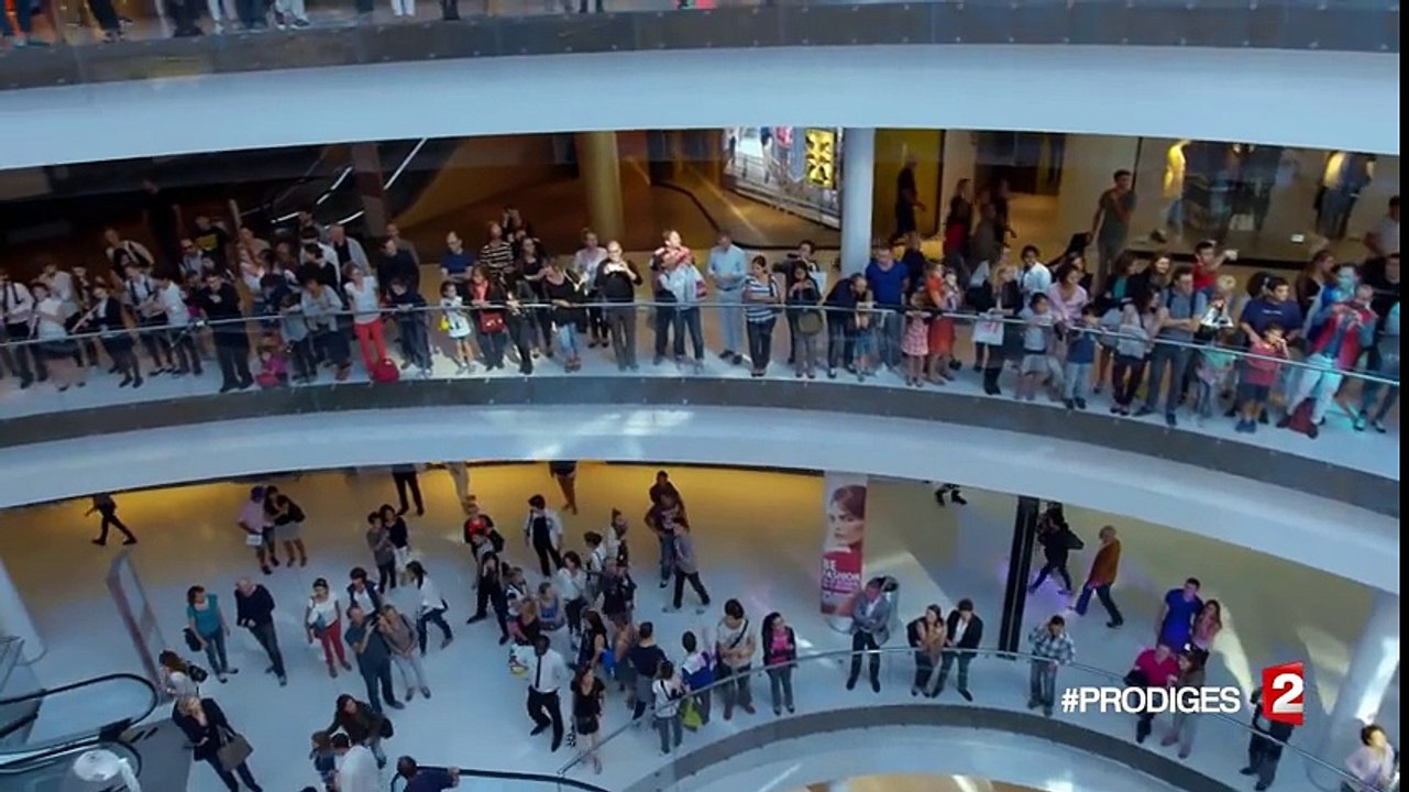 L'atmosphère de ce centre commercial est devenue magique l'espace d'un instant, j'en ai des frissons !