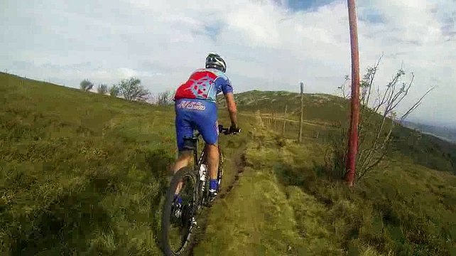 GOPR5295 3 Dimanche Matin - single en descente sur hauts plateaux derrière alain [DIVX 480p]