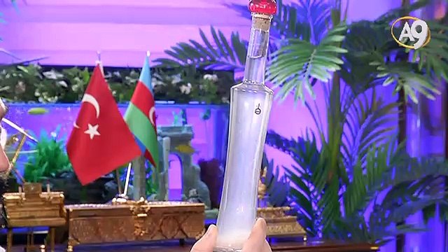 Adnan Oktar canlı yayında Hz. Musa (as)'ın altından elde ettiği, talebelerine içirdiği Manna’yı gösterdi