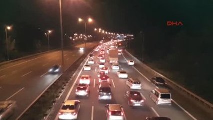 Sakarya-Bayram Trafiği Sapanca'ya Kadar Uzandı