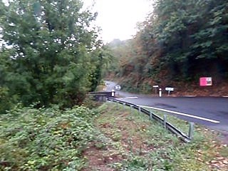 Une Véloroute au bord du Lot pour éviter les routes dangereuses, ici la D063 à Port d’Agrès (Aveyron)