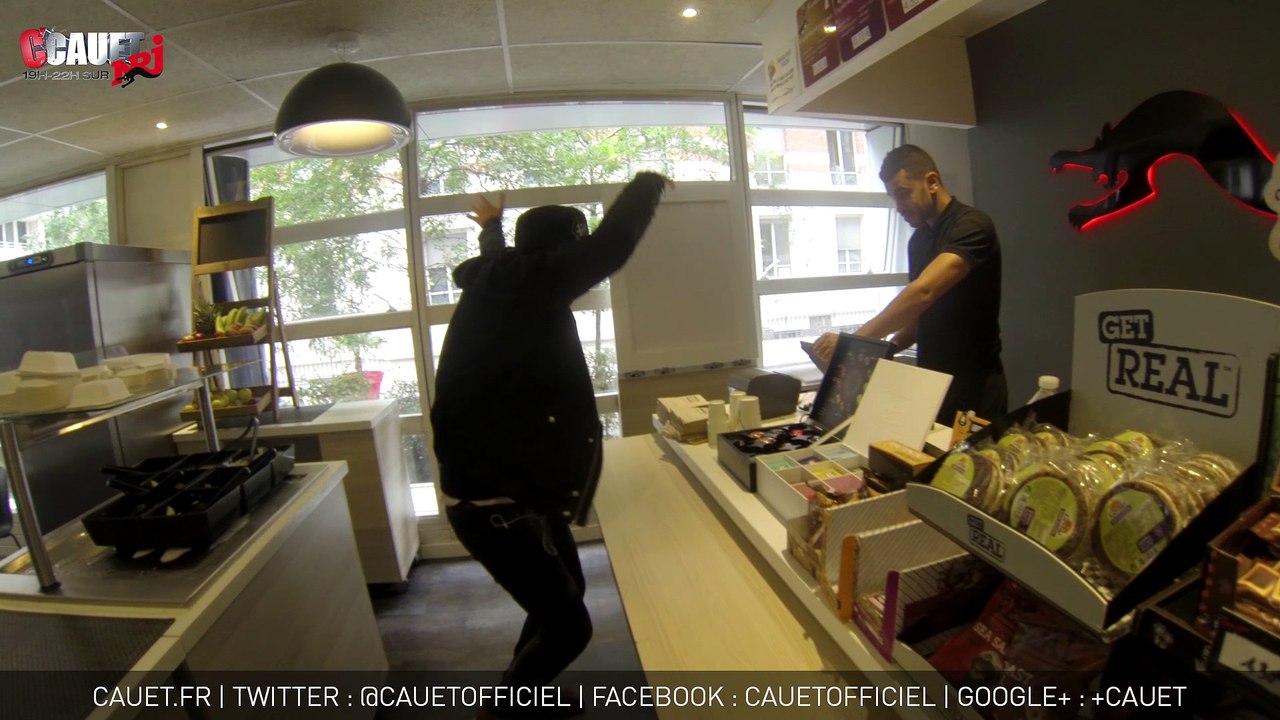 Loris possédé par le "Dab" rend fous les passants - C'Cauet sur NRJ