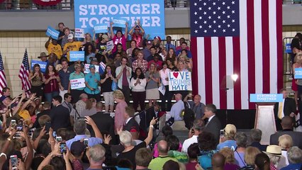 Hillary Clinton retoma su campaña tras descanso por neumonía