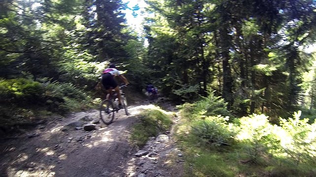 GOPR5405 4 dimanche Apm - grosse descente derrière laurent dans les cailloux [DIVX 480p]