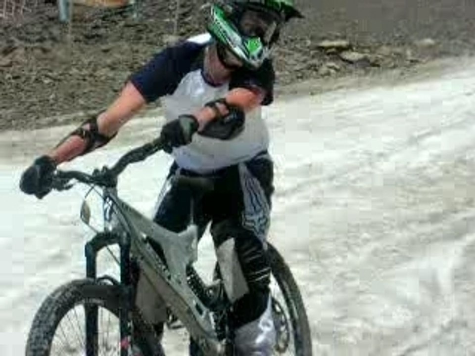 déscente VTT sur la mégavalanche parti neige