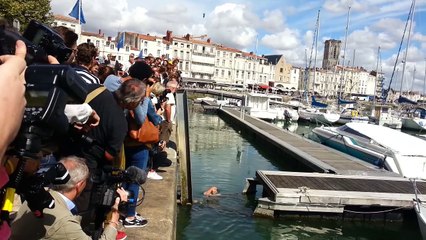 Michaël Youn nage dans le Vieux Port de La Rochelle