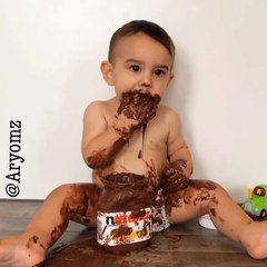 Ce bébé est FAN de Nutella... Les bras dans le pot !