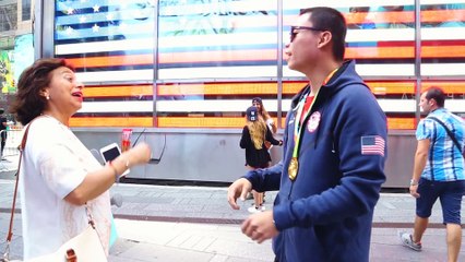 Se faire passer pour un médaillé Olympique dans la rue... PRANK