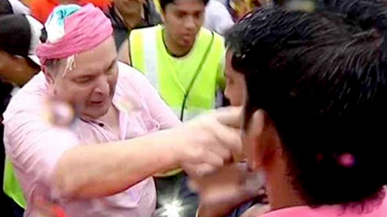 Ranbir Kapoor, Rishi Kapoor, Randhir Kapoor SLAPS, Mishbehaves With Journalist | Ganpati Visarjan