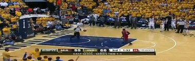 Lance Stephenson provoque LeBron James avec un signe d'étranglement