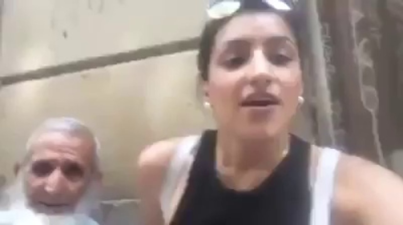 ‫پاکستان سے اسپین گئے بابا جی اپنےانوکھے ہنراور مہمان نوازی کی وہ بھی انڈین لڑکی کے ساتھ‬