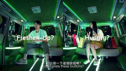 Des clients montent dans un taxi un peu particulier à Honk Kong