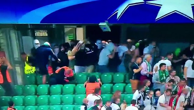 Un supporter du Legia Varsovie vole une bombe lacrymogène et gaze des stewards
