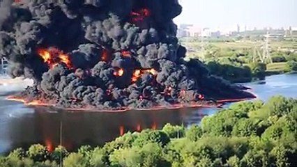 Here is what happens when an oil pipeline breaks under water..