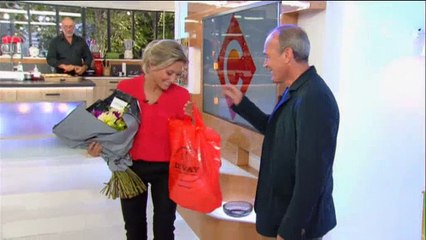 Video herunterladen: Laurent Baffie fait un cadeau très osé à Anne-Sophie Lapix dans 