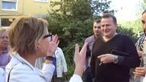 Избиратель таскает за щёки депутата Валерия Матвеева и кандидата от партии 