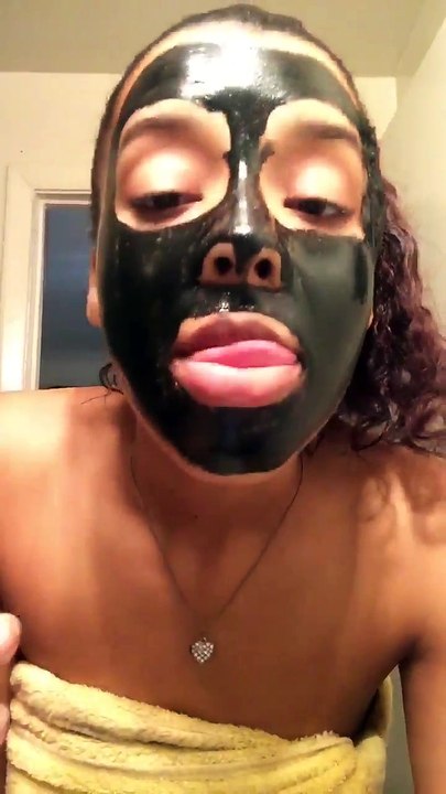 Une fille tente de retirer son masque beauté resté collé sur sa peau