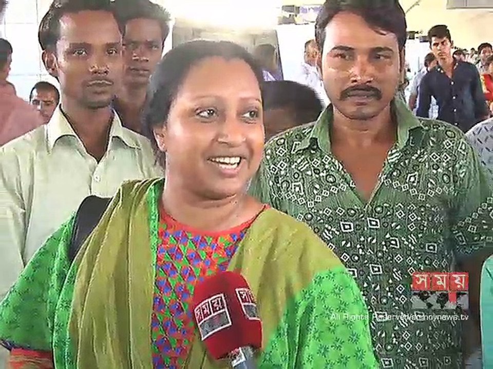 রেল-স্টেশনে নগরমুখী মানুষের উপচে পড়া ভিড়