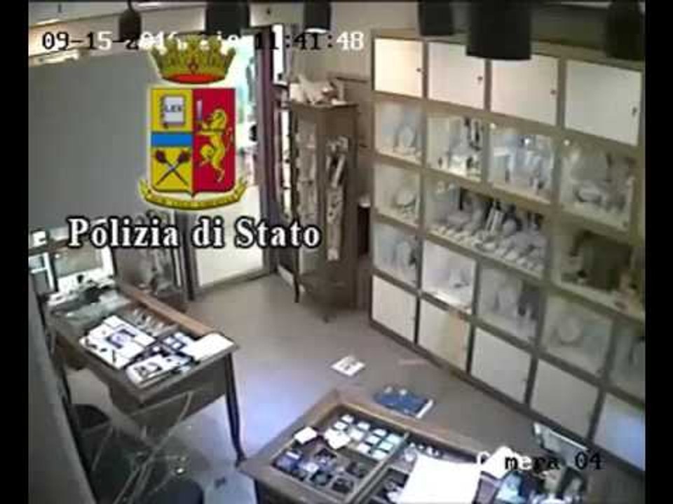 Il video della violenta rapina alla gioielleria del Centrum
