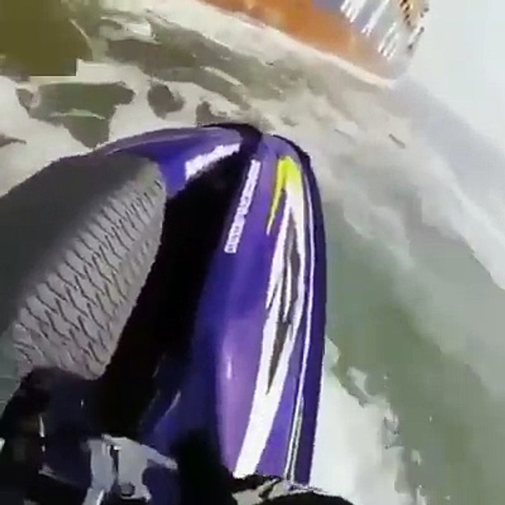 Un jetski manque de se faire pulvériser par un porte-conteneurs !