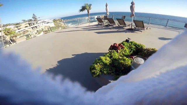 Un jeune homme saute dans une piscine depuis le toit d'un hôtel !