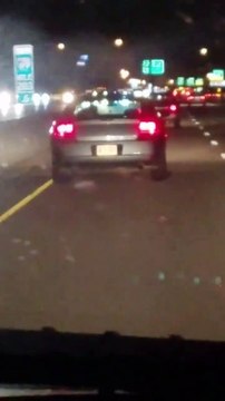 Un policier a un comportement très étrange au volant de sa voiture... À regarder jusqu'au bout !