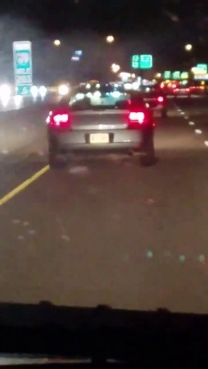 Un policier a un comportement très étrange au volant de sa voiture... À regarder jusqu'au bout !