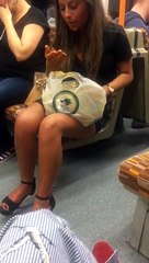 Une jolie alcolique ivre mange des spaghettis oklm dans un train