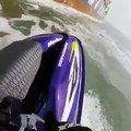 Un jet skieur s'approche trop près d'un porte-conteneurs