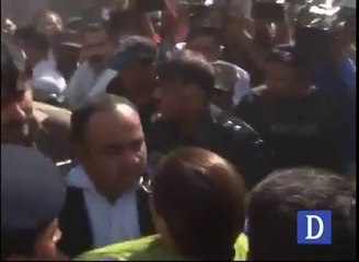 See How Khawaja Izhar Wife Reacted When Police Arrested Him