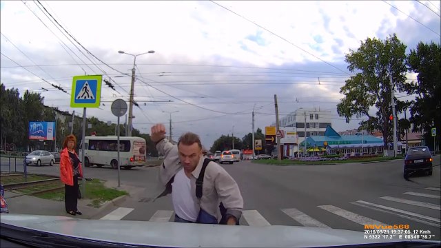 Il stoppe une voiture à coup de poing! Thug le russe