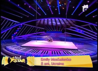 Une petite acrobate haute comme trois pommes et bourrée de talent captive le jury et le public avec un numéro spectacula