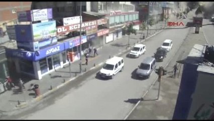 Van'da 4'ü Polis 53 Kişinin Yaralandığı Bombalı Araçla Yapılan Saldırı Mobese'de