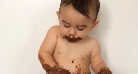 Ce bébé adore le Nutella et  le montre bien